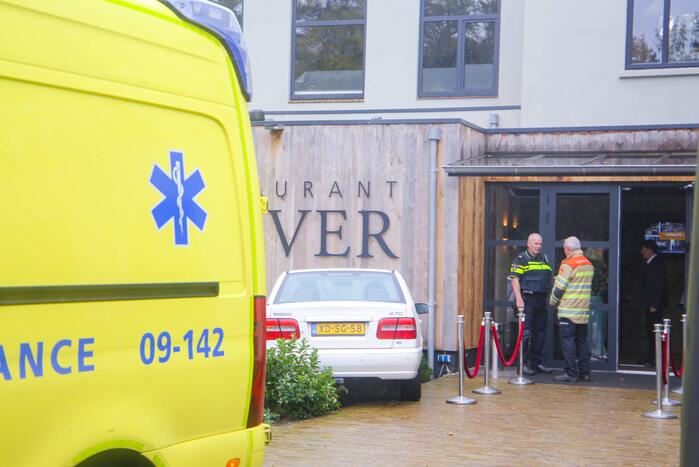 Automobilist rijdt tegen gevel van Restaurant Zuiver
