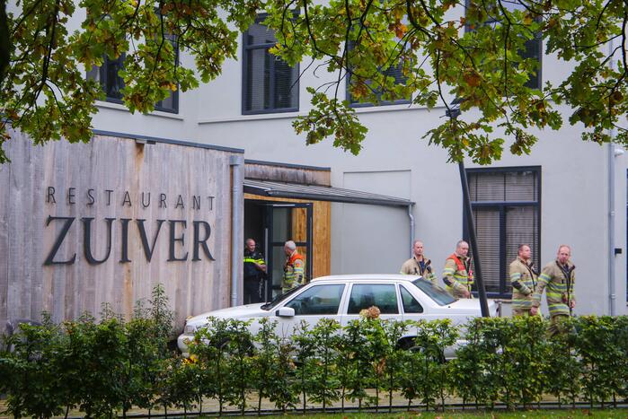 Automobilist rijdt tegen gevel van Restaurant Zuiver