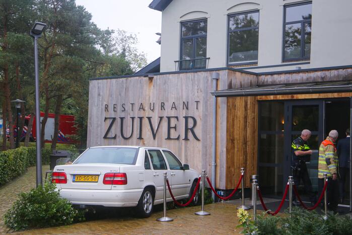 Automobilist rijdt tegen gevel van Restaurant Zuiver