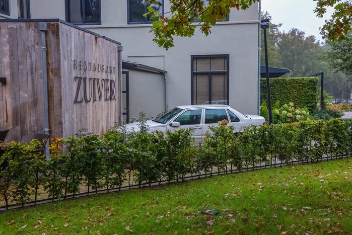Automobilist rijdt tegen gevel van Restaurant Zuiver