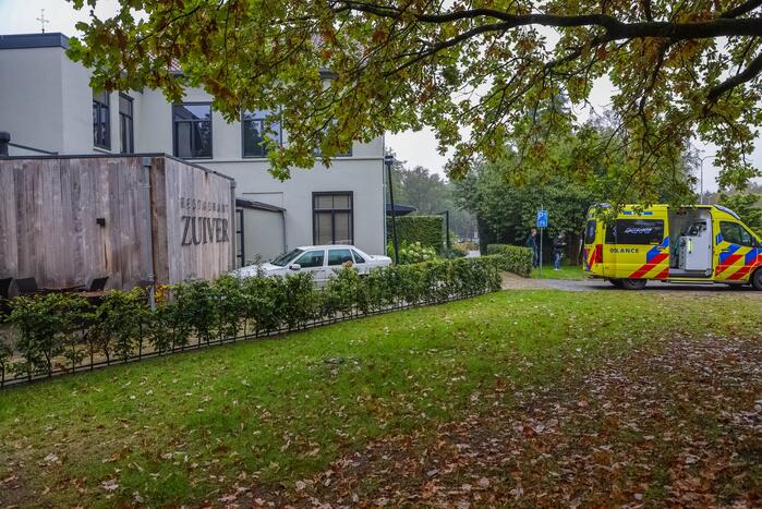 Automobilist rijdt tegen gevel van Restaurant Zuiver