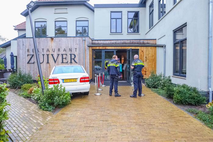 Automobilist rijdt tegen gevel van Restaurant Zuiver