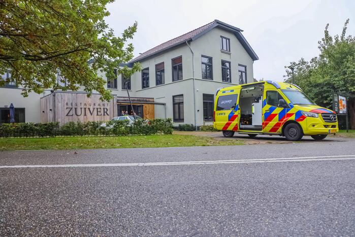 Automobilist rijdt tegen gevel van Restaurant Zuiver