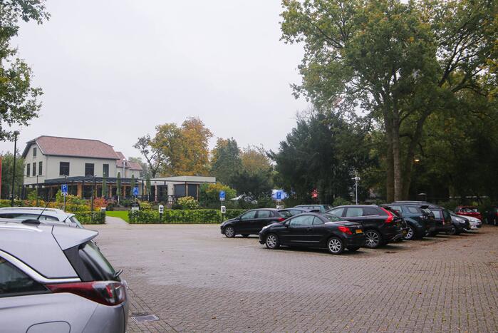 Automobilist rijdt tegen gevel van Restaurant Zuiver