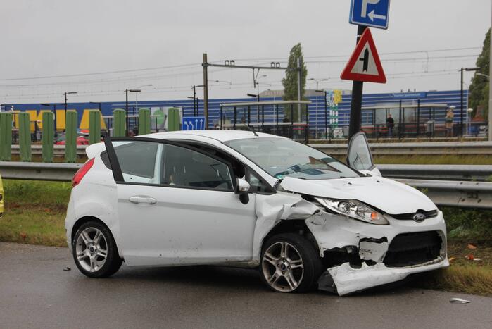 Aanrijden tussen twee auto's zorgt voor flinke schade