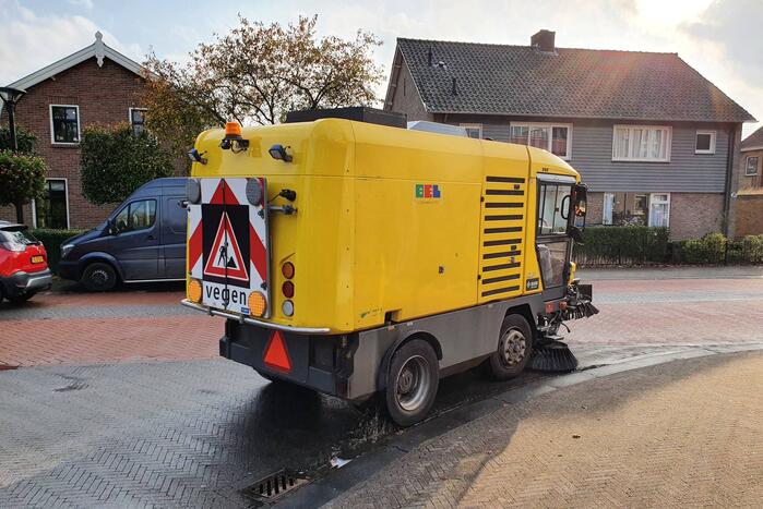 Wegdek bezaaid met olie