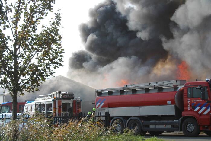 Dikke zwarte rookwolken bij grote brand in kassencomplex