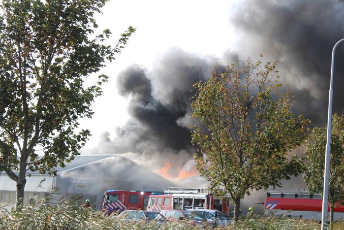 Dikke zwarte rookwolken bij grote brand in kassencomplex