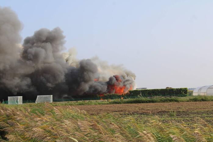 Dikke zwarte rookwolken bij grote brand in kassencomplex