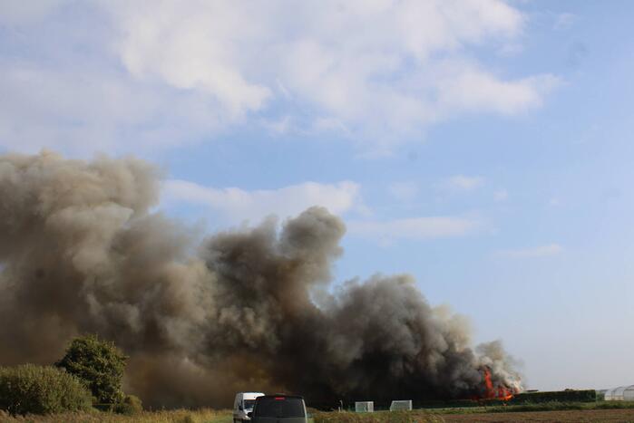 Dikke zwarte rookwolken bij grote brand in kassencomplex