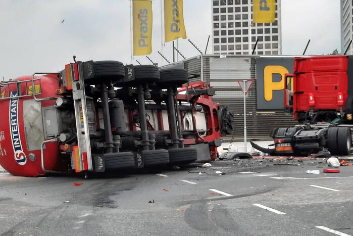 Grote brandweerinzet door ongeval tussen vrachtwagen en tankwagen