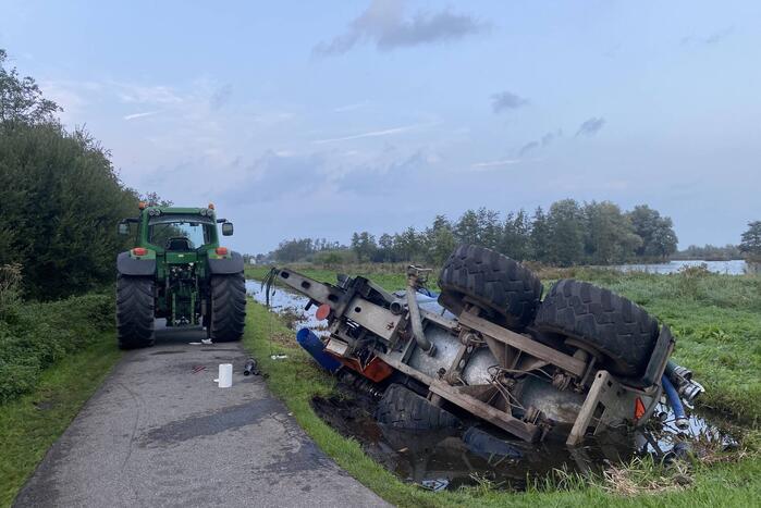 Mesttrailer valt om in sloot