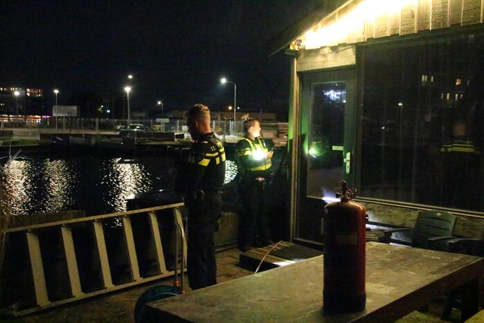 Bewoner van woonboot gewond door explosie