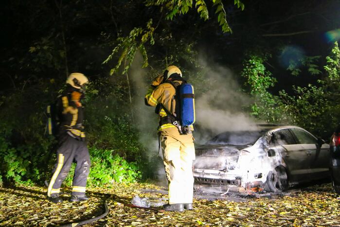 Personenauto total-loss door felle brand