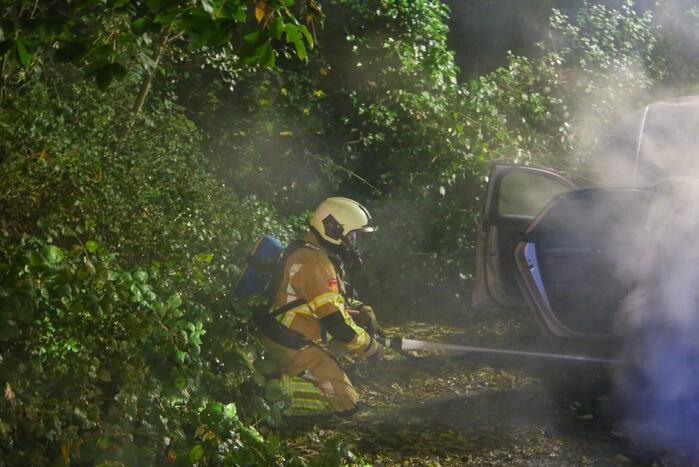 Personenauto total-loss door felle brand