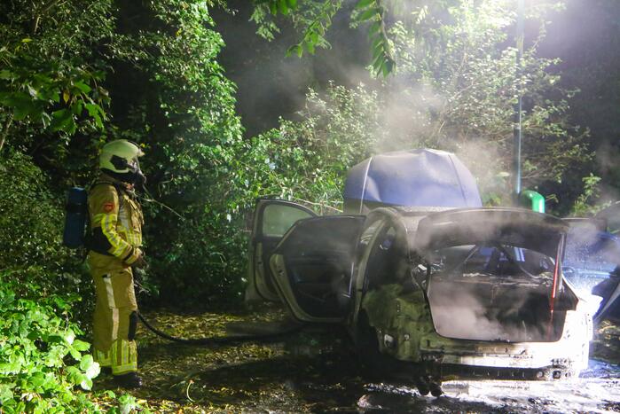 Personenauto total-loss door felle brand