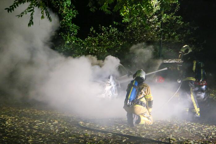 Personenauto total-loss door felle brand