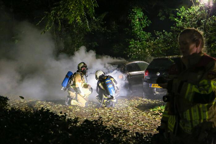 Personenauto total-loss door felle brand