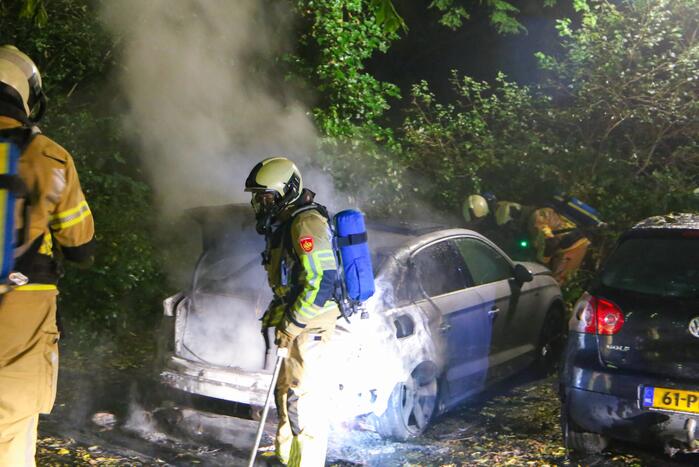 Personenauto total-loss door felle brand