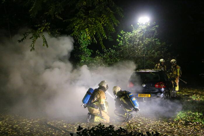 Personenauto total-loss door felle brand