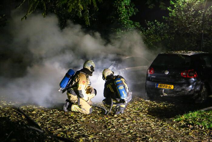 Personenauto total-loss door felle brand