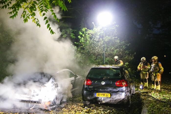 Personenauto total-loss door felle brand