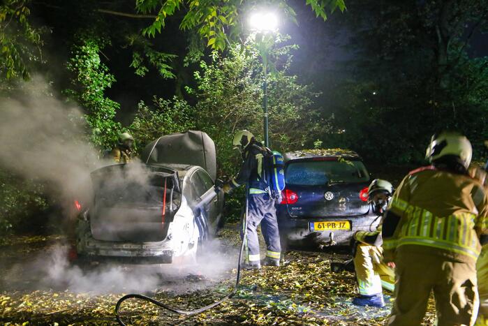 Personenauto total-loss door felle brand