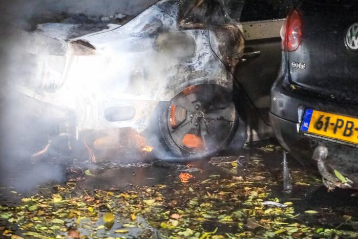 Personenauto total-loss door felle brand