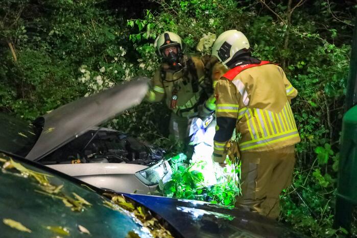 Personenauto total-loss door felle brand