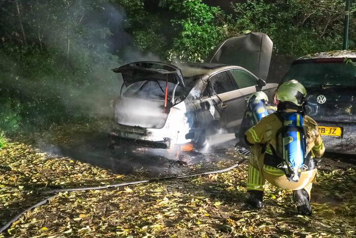 Personenauto total-loss door felle brand