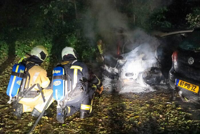 Personenauto total-loss door felle brand