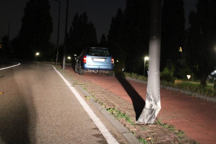 Automobilist botst tegen paal