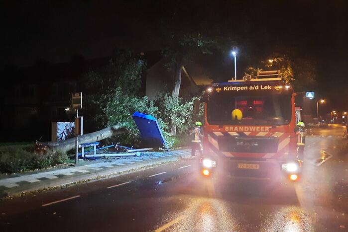 Bushalte verplettert door omgevallen boom