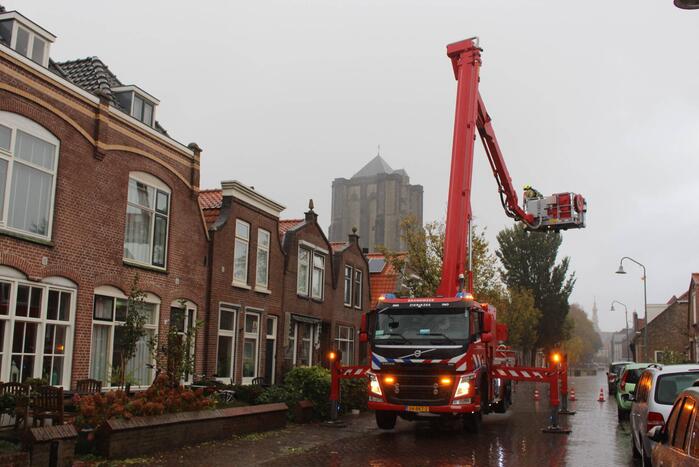 Schoorsteenpijp van woning afgebroken