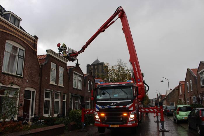 Schoorsteenpijp van woning afgebroken