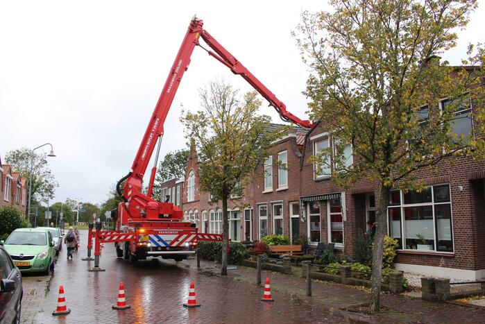 Schoorsteenpijp van woning afgebroken