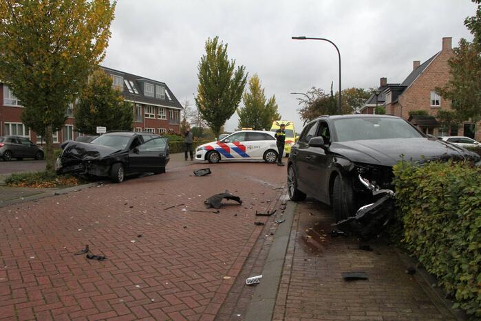 Flinke ravage bij botsing tussen auto's