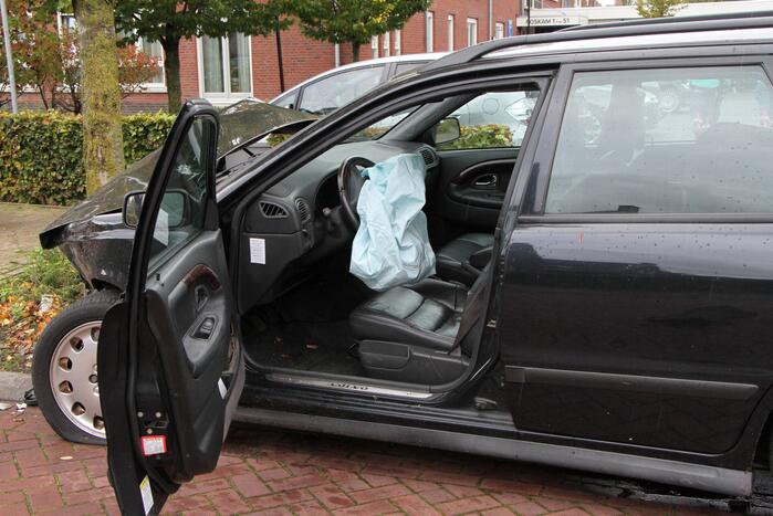 Flinke ravage bij botsing tussen auto's