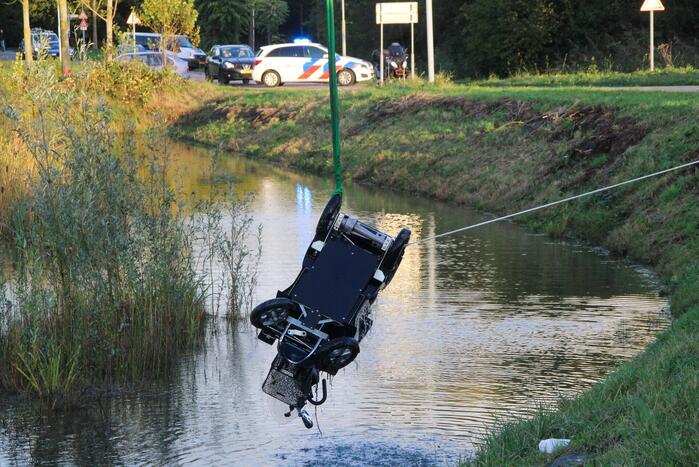 Scootmobiel raakt te water, persoon overleden