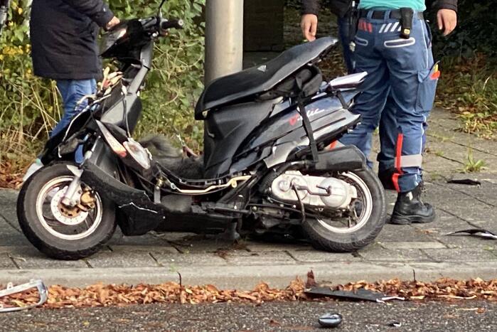 Scooterrijder loopt hoofdwond op bij botsing met auto