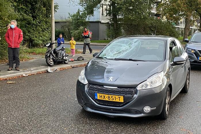 Scooterrijder loopt hoofdwond op bij botsing met auto