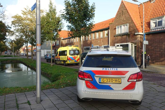 Scooterrijder struikelt over over hondenriem