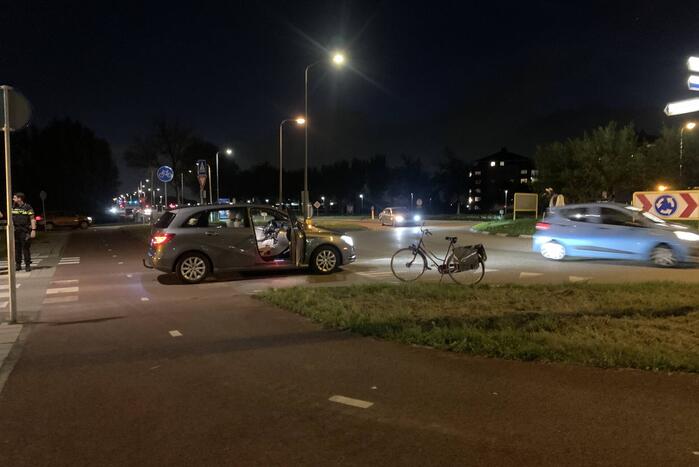 Fietser aangereden door auto op rotonde