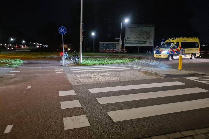 Fietser aangereden door auto op rotonde