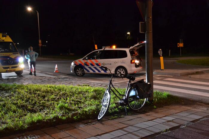 Fietser aangereden door auto op rotonde