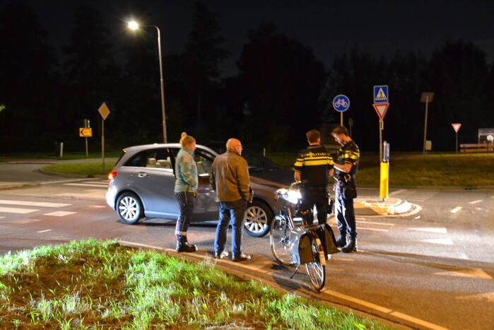 Fietser aangereden door auto op rotonde