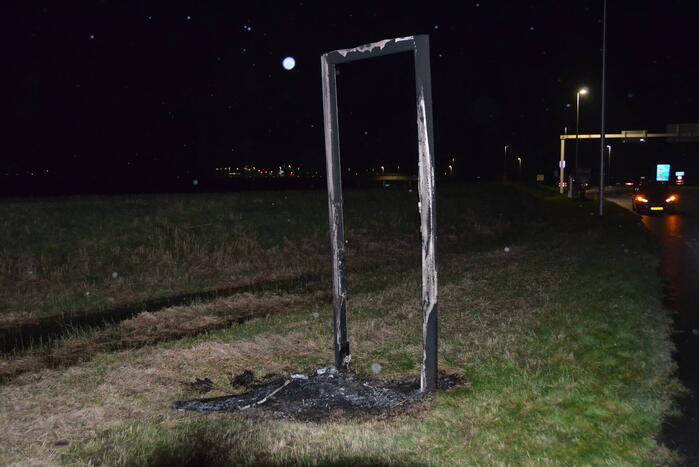 Welkomstbord in brand