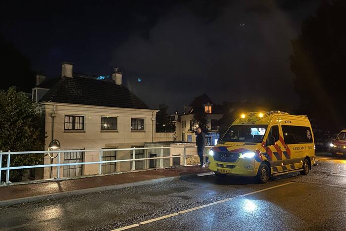 Automobilist raakt van dijk belandt op zijn kant