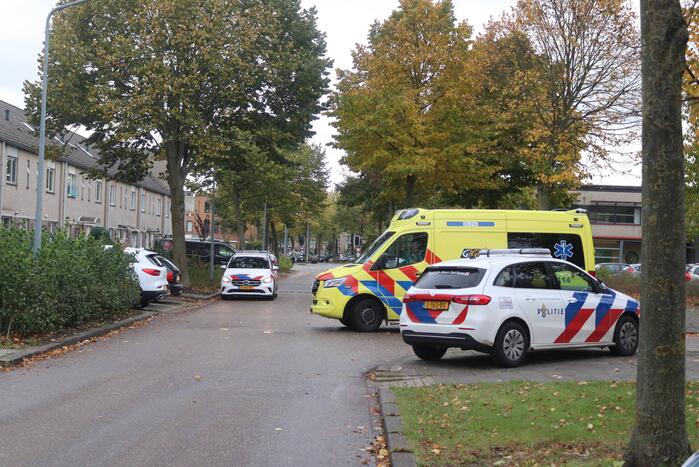 Automobilist rijdt achteruit en botst op brommer