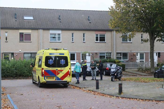 Automobilist rijdt achteruit en botst op brommer